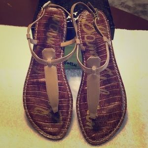 Between the toe almond patent strap sandals